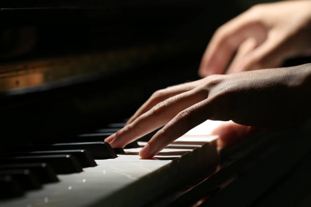 gra na fortepianie zbliżenie strzał - musician close up human hand black zdjęcia i obrazy z banku zdjęć