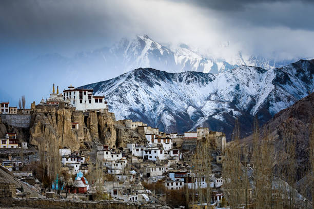 vista del monastero di lamayuru al mattino - kargil foto e immagini stock