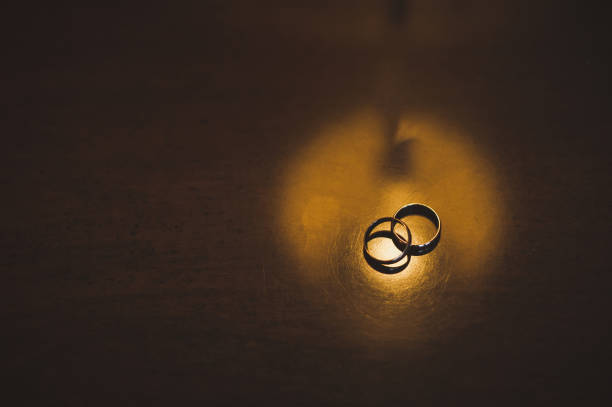 anillos de boda sobre una mesa de madera 5934. - 5934 fotografías e imágenes de stock