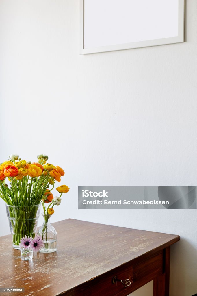 Variedad De Jarrones De Flores Sobre Mesa De Madera Vintage Foto de stock y más banco de imágenes de Alemania - iStock Variedad De Jarrones De Flores Sobre Mesa De Madera Vintage Foto de stock y más banco de imágenes de Alemania - iStock