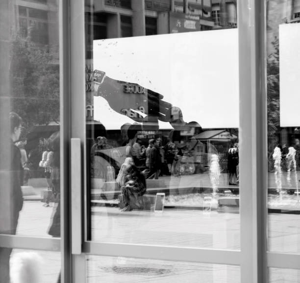 vista desde la calle de los clientes dentro de apple store - macintosh apples fotos fotografías e imágenes de stock