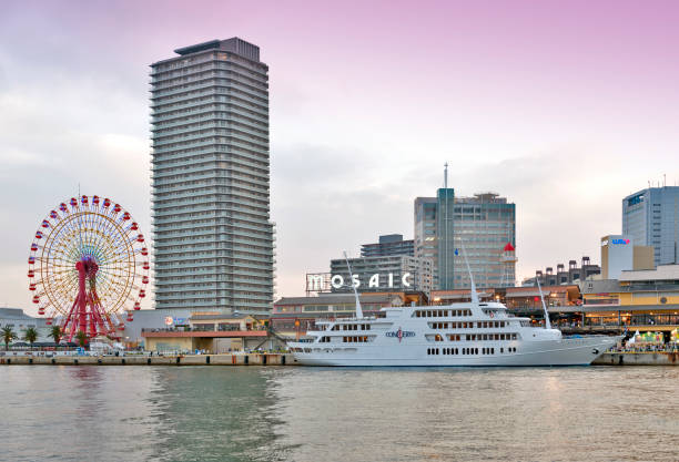 umie mosaico kobe harborland shopping mall y parque temático en el paseo marítimo de puerto de kobe, prefectura de hyogo, japón - chuo ward fotografías e imágenes de stock