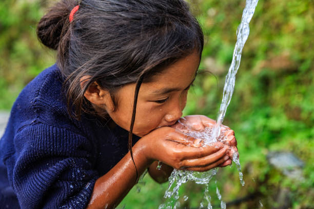 nepalska dziewczyna wody pitnej, wieś w pobliżu annapurna range - india mountain child people zdjęcia i obrazy z banku zdjęć