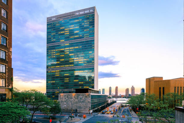 côté est de manhattan - siège des nations unies photos et images de collection