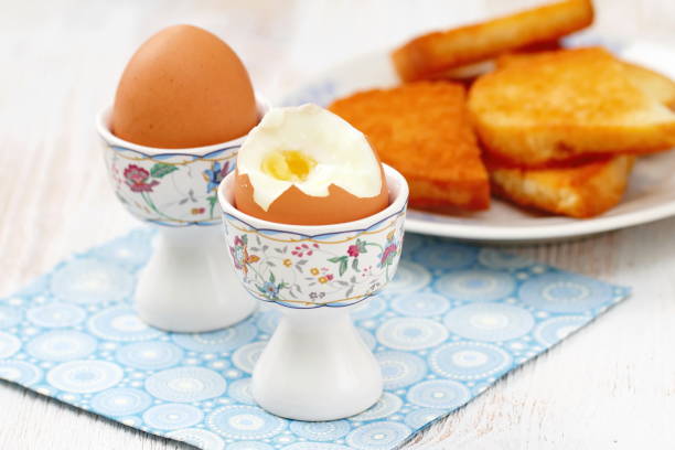 boiled eggs and toasts for breakfast - chicken egg audio imagens e fotografias de stock