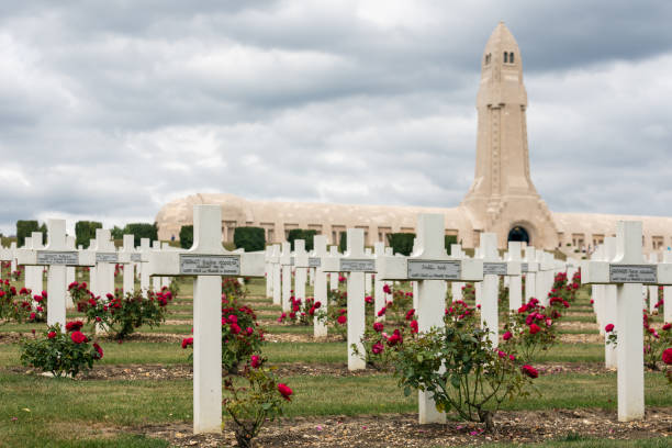 douaumont 납골당 및 ww1 묘지 verdun, 프랑스 - world war i battlefield nobody outdoors 뉴스 사진 이미지