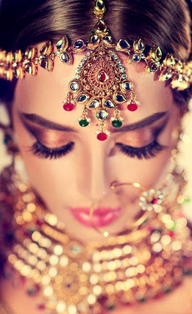 schmuck-set im traditionellen indischen stil-kundan, setzen auf den kopf und hals des jungen modells - veil human face women fashion model stock-fotos und bilder