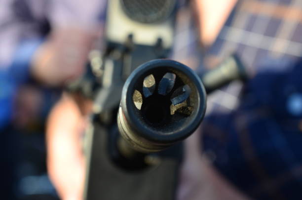 銃武器を持った兵士。 - armed forces human hand rifle bullet ストックフォトと画像
