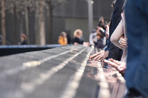 Nacional septiembre 11 Memorial en Manhattan, la gente tocar los nombres de los seres queridos photo