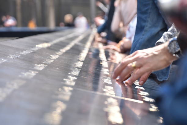 nationale de septembre 11 memorial à manhattan, les gens toucher les noms de leurs proches - people traveling business travel travel new york city photos et images de collection