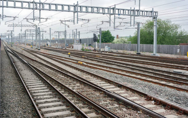 el occidental gran mainline en lectura en berkshire - overhead wires fotografías e imágenes de stock