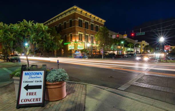 zabytkowy plac ocala w centrum miasta - street name sign small town america street street light zdjęcia i obrazy z banku zdjęć