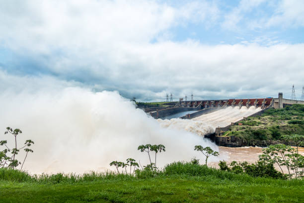 évacuateur de crue du barrage d’itaipu - brésil et paraguay frontière - itaipu dam photos et images de collection