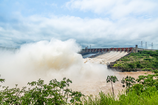 Aliviadero de la represa de Itaipu - Brasil y Paraguay frontera photo