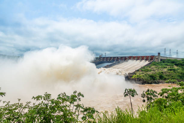 évacuateur de crue du barrage d’itaipu - brésil et paraguay frontière - itaipu dam photos et images de collection