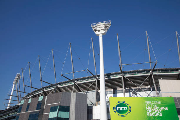 melbourne cricket ground - floodlight blue sky day stock-fotos und bilder