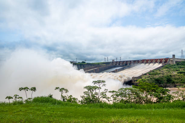 évacuateur de crue du barrage d’itaipu - brésil et paraguay frontière - itaipu dam photos et images de collection
