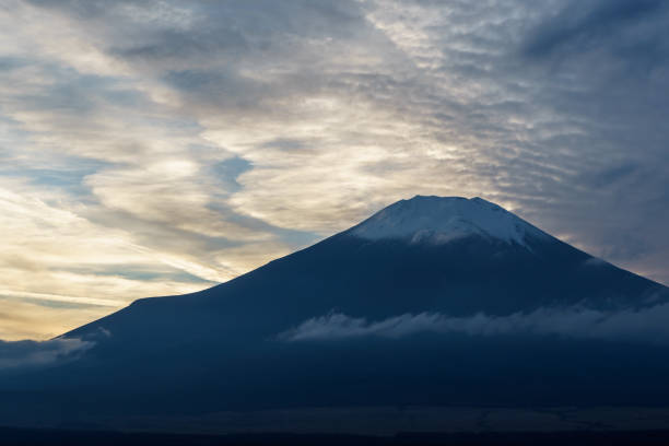 mt. fuji y cielo nuboso al atardecer - cirrocumulus fotografías e imágenes de stock