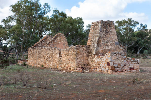 ruínas do edifício na estação kanyaka, austrália do sul - cattle station - fotografias e filmes do acervo