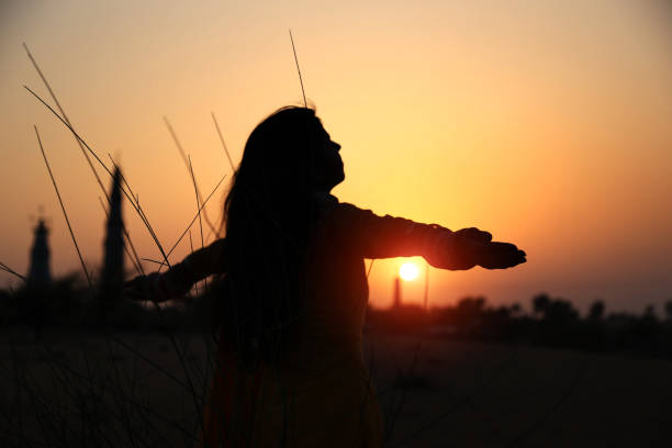 tourist woman hat silhouette
