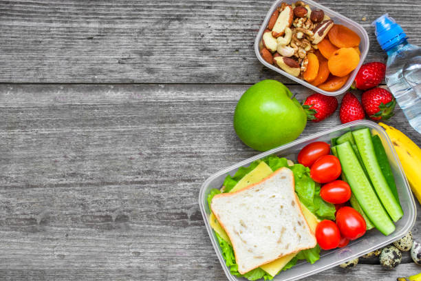 gesundes mittagessen boxen mit sandwich, eiern und frischem gemüse, flasche wasser, nüssen und früchten - lunch box lunch sandwich green stock-fotos und bilder