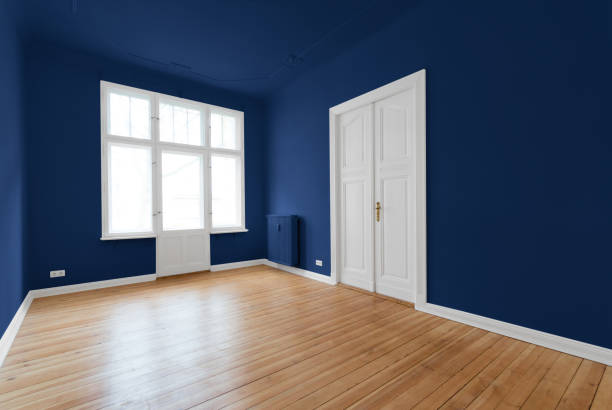 nuevo piso en edificio antiguo - habitación renovada - blue construction built structure indoors fotografías e imágenes de stock