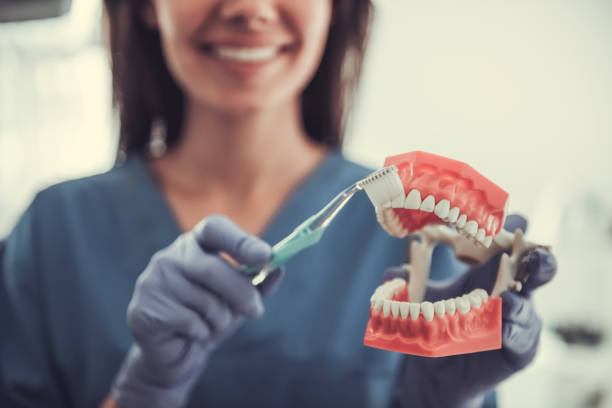 hermosa joven dentista femenina - scrub brush fotografías e imágenes de stock