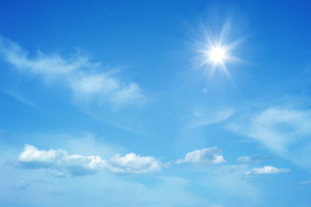 солнце на красивом голубом небе - clear sky place of work sky day стоковые фото и изображения
