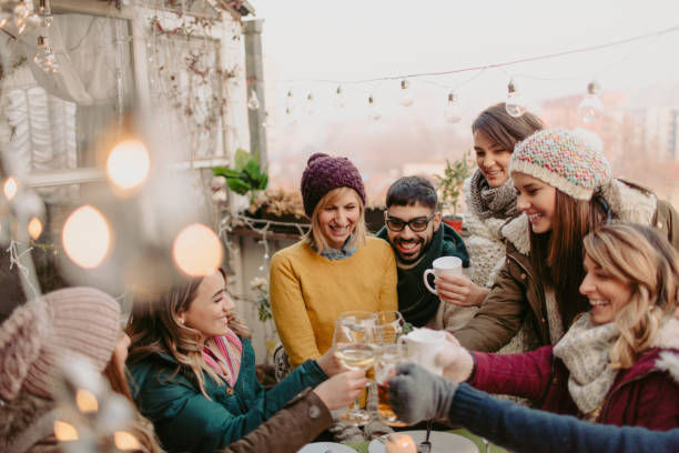 toast do naszej przyjaźni - young adult lifestyles city life drinking zdjęcia i obrazy z banku zdjęć