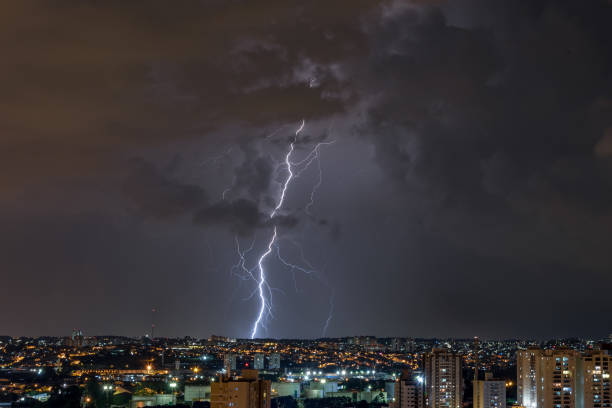 relámpagos en una noche de tormenta en la ciudad - lightning thunderstorm city storm fotografías e imágenes de stock