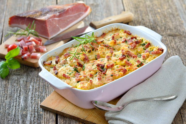 gratinado de batata com bacon - dauphinois - fotografias e filmes do acervo