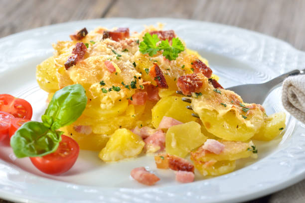 kartoffel-gratin mit speck - dauphinois stock-fotos und bilder