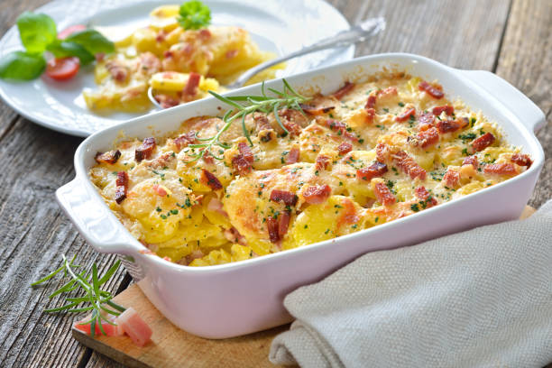 kartoffel-gratin mit speck - dauphinois stock-fotos und bilder