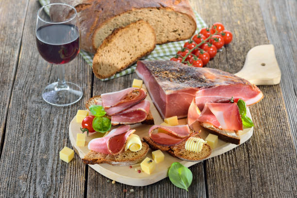 spuntino con pancetta - alto adige foto e immagini stock