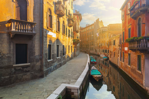 canal em veneza, itália - arch bridge - fotografias e filmes do acervo