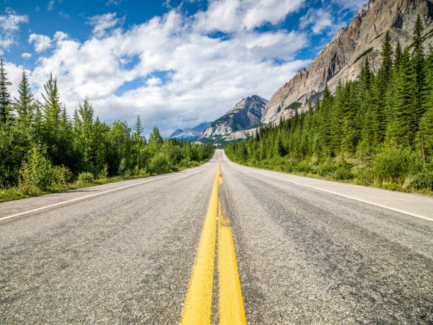 open trans-canada highway canadian rocky mountains - autostrada a due corsie foto e immagini stock