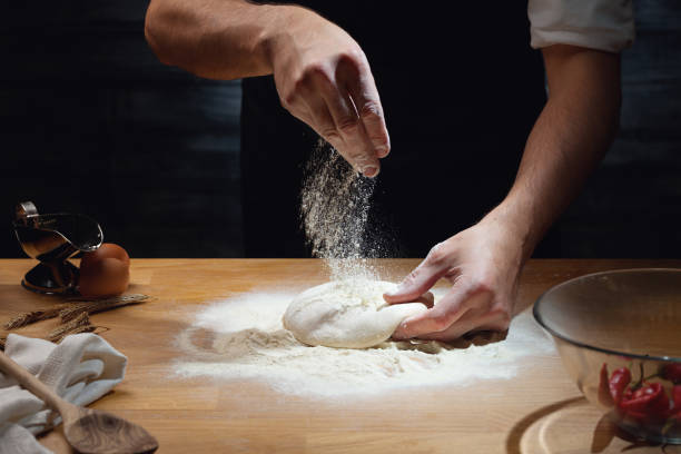 Homme mains pâte pétrissage - Photo