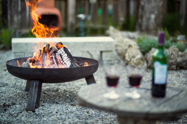 fire pit with wine - fire pit campfire bonfire fire imagens e fotografias de stock