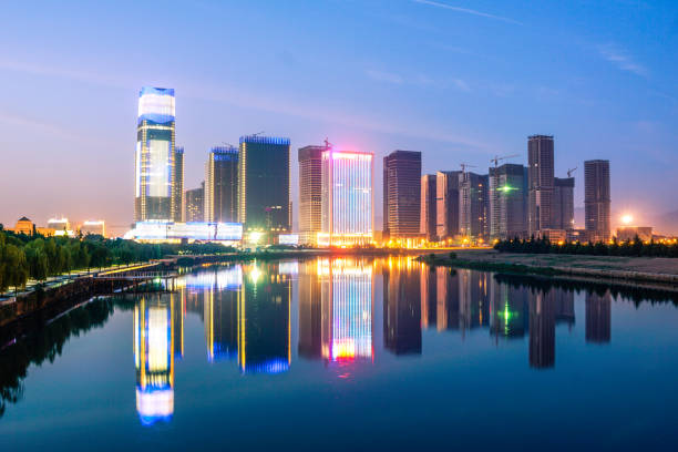 近代的な建物夕暮れ水の近く - quanzhou ストックフォトと画像