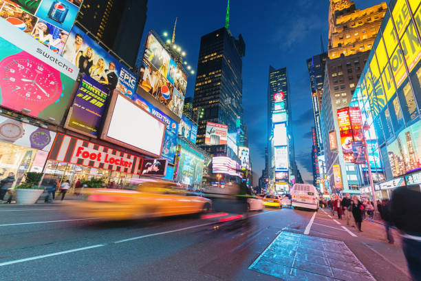 таймс-сквер нью-йоркского такси движения - taxi new york city traffic busy стоковые фото и изображения