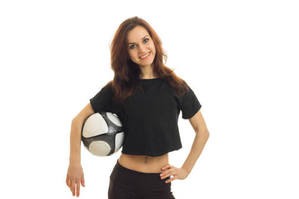 una joven alegre con una camisa deportiva sostiene la pelota y sonriendo - golf women pink ball fotografías e imágenes de stock