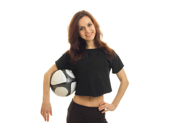 веселая молодая девушка в спортивной рубашке держит мяч и улыбается - golf women pink ball стоковые фото и изображения