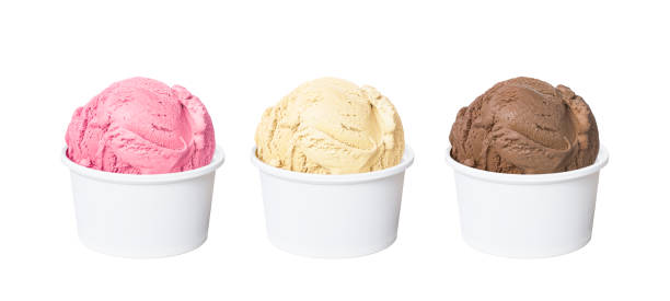 colheres de sorvete napolitano em brancos copos de chocolate, morango e baunilha sabores isolados no fundo branco - ice cream vanilla ice cream bowl white - fotografias e filmes do acervo