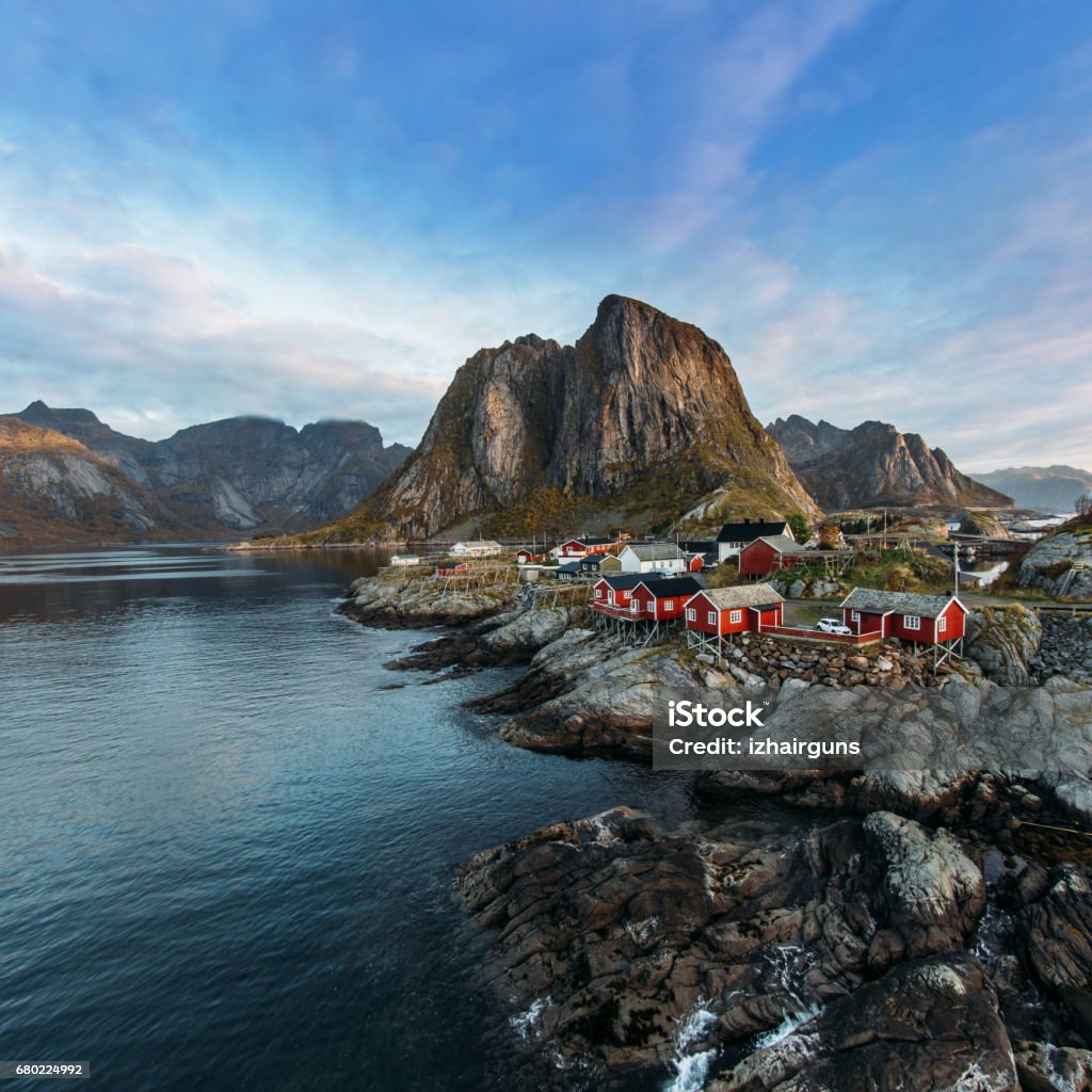 Ilhas Lofoten é um arquipélago no Condado de Nordland, Noruega. Paisagem distintiva com dramáticas Montanhas e picos, mar aberto e baías e cabanas de pesca vermelho, chamadas rorbu. - Foto de stock de Ajardinado royalty-free