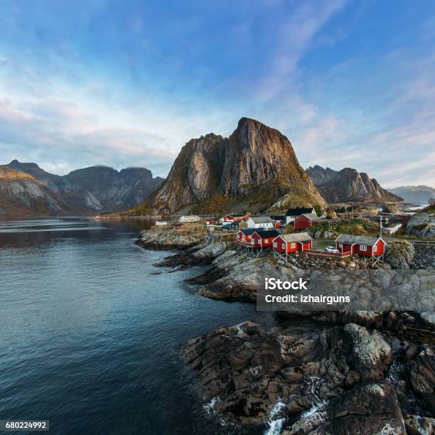 Foto de Ilhas Lofoten É Um Arquipélago No Condado De Nordland Noruega Paisagem Distintiva Com Dramáticas Montanhas E Picos Mar Aberto E Baías E Cabanas De Pesca Vermelho Chamadas Rorbu e mais fotos de stock de Ajardinado