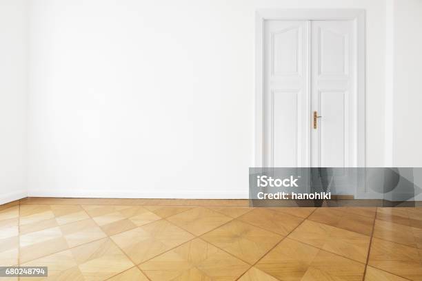 Weiße Wand Tür In Renovierte Wohnung Zimmer Mit Parkettboden Stockfoto und mehr Bilder von Alt