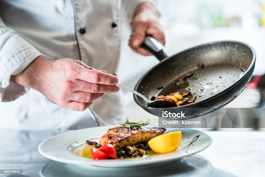 Abschluss in seinem Restaurantküche Koch - Lizenzfrei Kochberuf Stock-Foto