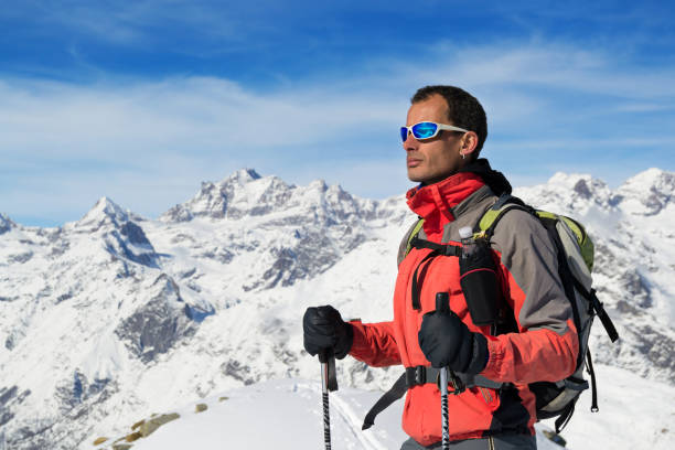 montanha o uso de roupas de inverno homem - parque nacional de gran paradiso - fotografias e filmes do acervo