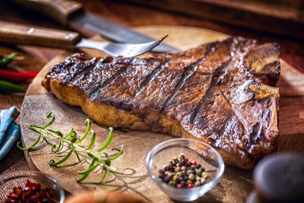 roasted bbq t-bone steak - sirloin steak fotos imagens e fotografias de stock