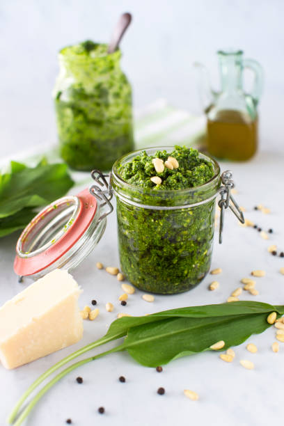 дикий чеснок песто - pesto sauce italian culture pine nut photography стоковые фото и изображения